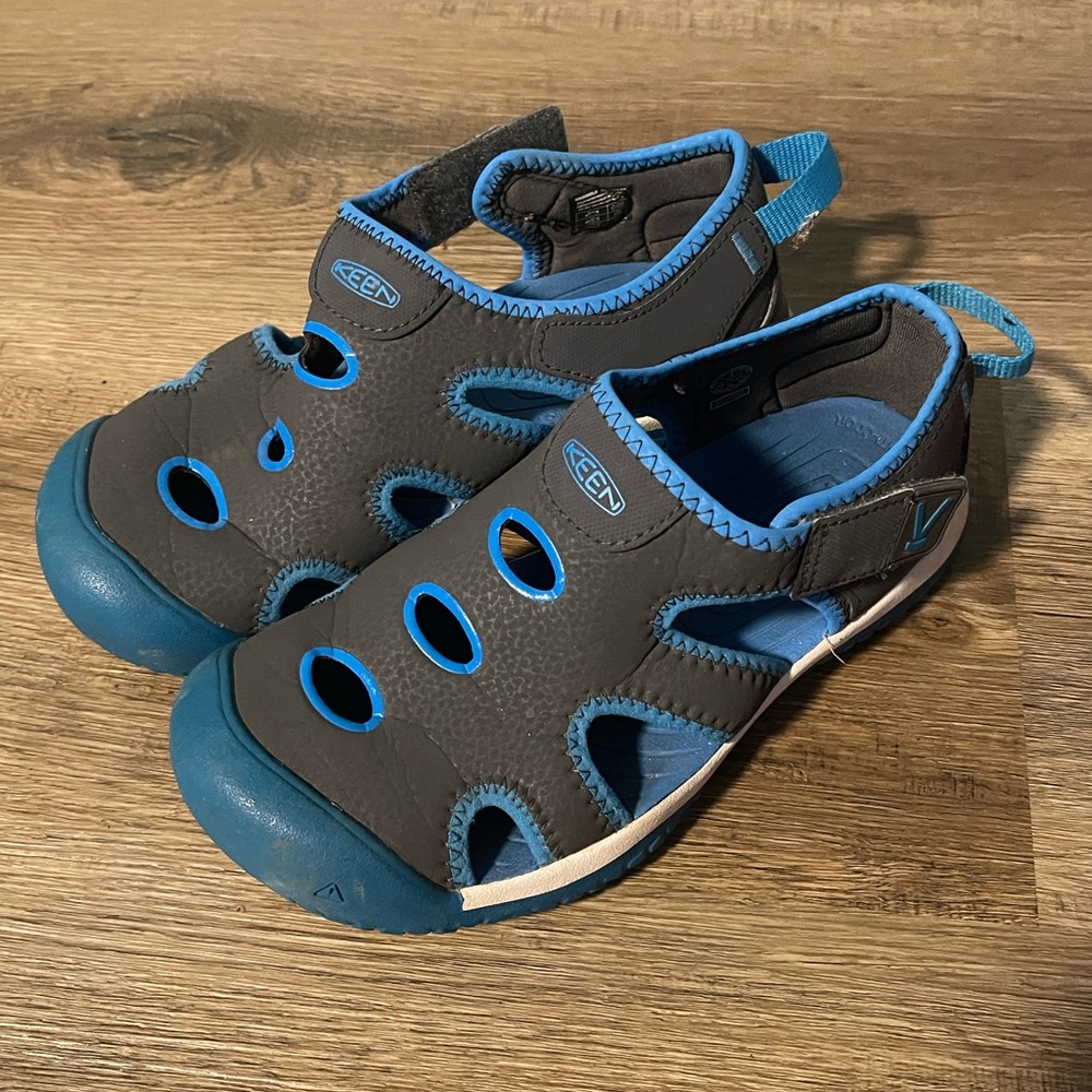Boys Keen stingray sandals size 3